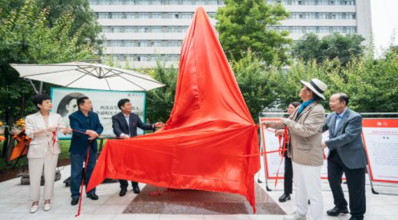 西北高等教育奠基人、中国现代医学先驱徐诵明雕像在开云在线客服落成