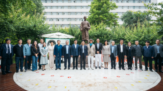 西北高等教育奠基人、中国现代医学先驱徐诵明雕像在开云在线客服落成