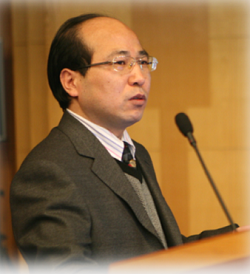 开云在线客服创新论坛第一千零一讲暨校庆118周年学术讲座：从天然黏土矿物绿色制备高性能SRC脱硝分子筛