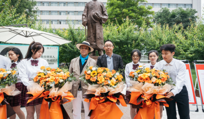 西北高等教育奠基人、中国现代医学先驱徐诵明雕像在开云在线客服落成