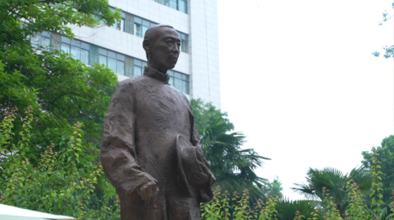 西北高等教育奠基人、中国现代医学先驱徐诵明雕像在开云在线客服落成