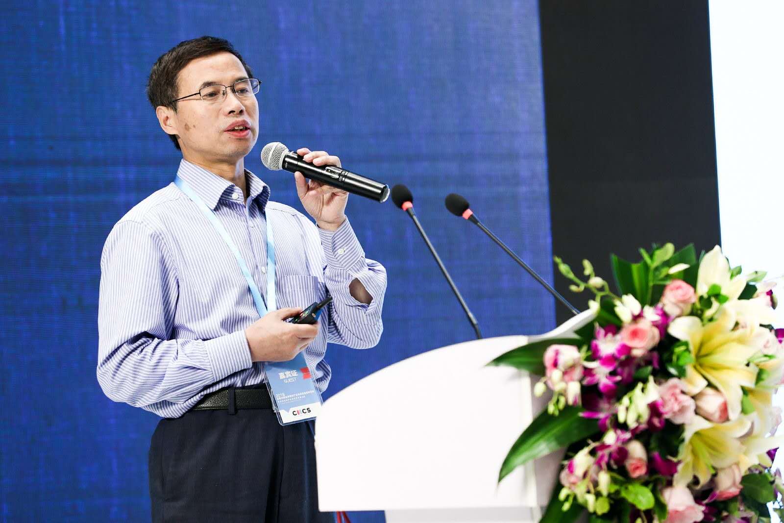 开云在线客服创新论坛第九百六十九讲：超分子可见光催化及环境、能源和肿瘤治疗探索
